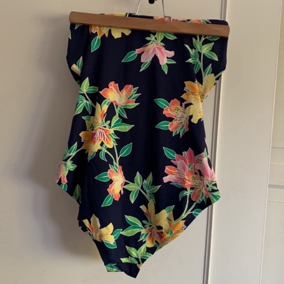 Tommy Bahama® Sun  Lilies Twist Front
Shirred Bandeau One Piece size 8 - Picture 4 of 11